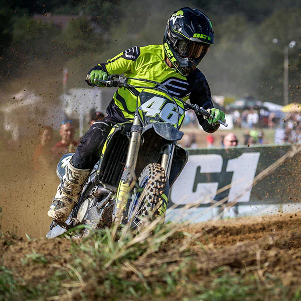 Motocross-Fahrer in OC1-Ausrüstung in der Kurve