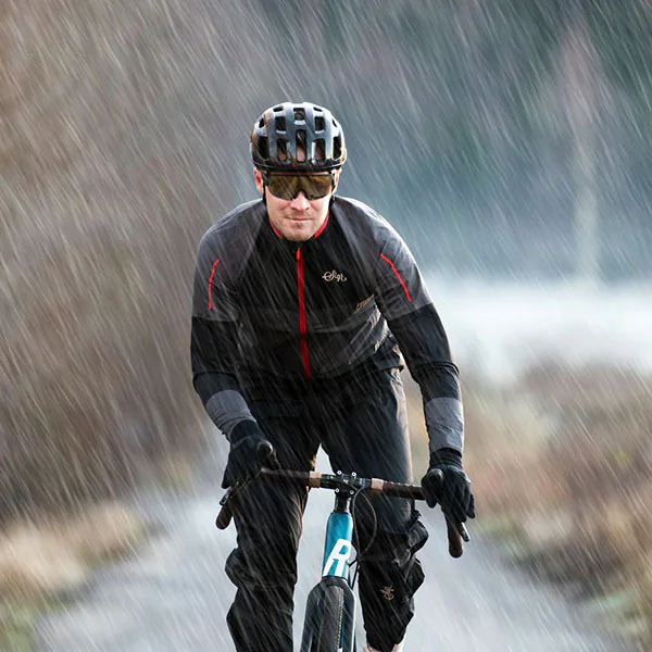 Radfahrer bei starkem Regen auf einer nassen Straße