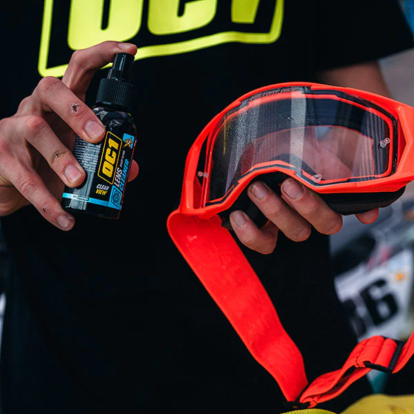Auftragen des Antibeschlag-Präparats OC1 Anti-Fog auf eine Motorradbrille