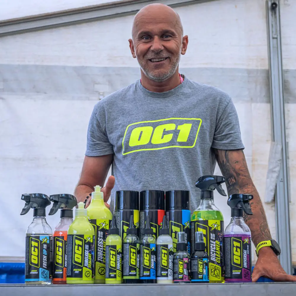 Tomasz Banaszak mit dem kompletten OC1-Sortiment am Messestand