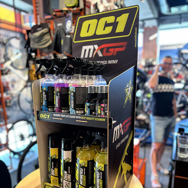 OC1-MXGP-Display mit Produkten im Geschäft