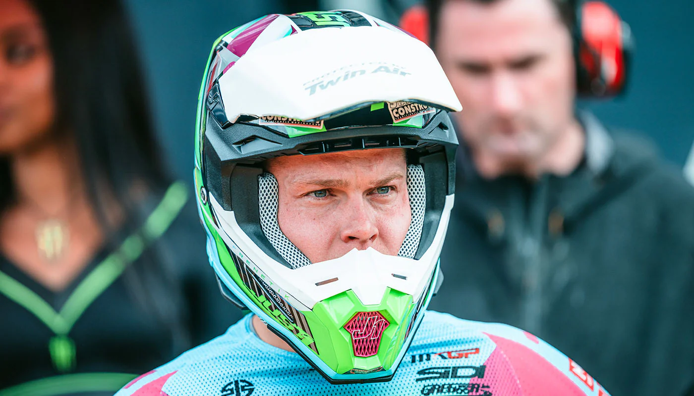 Warum haben Motocross-Helme einen Schirm und eine spitze Kinnpartie?