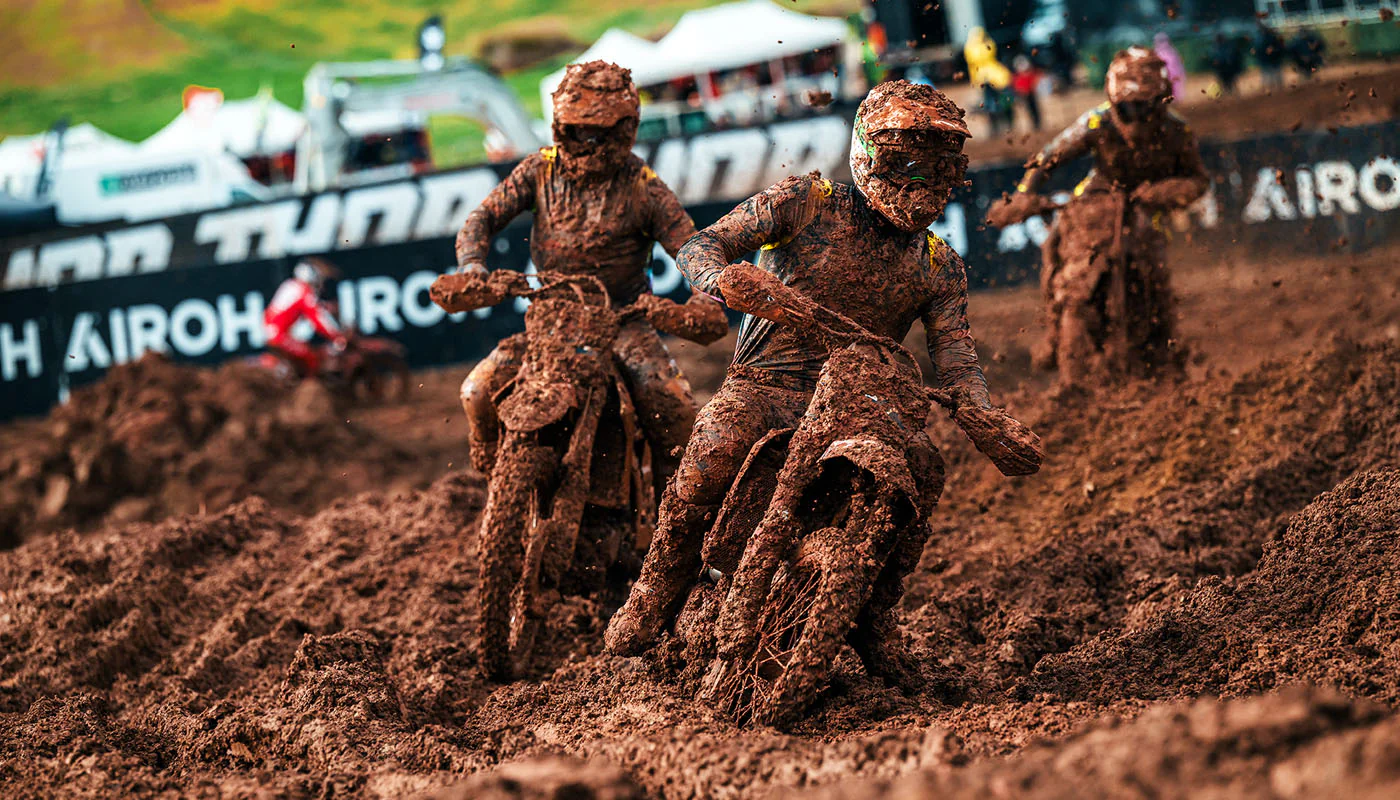 Enduro-Motorrad nach Extrembedingungen pflegen