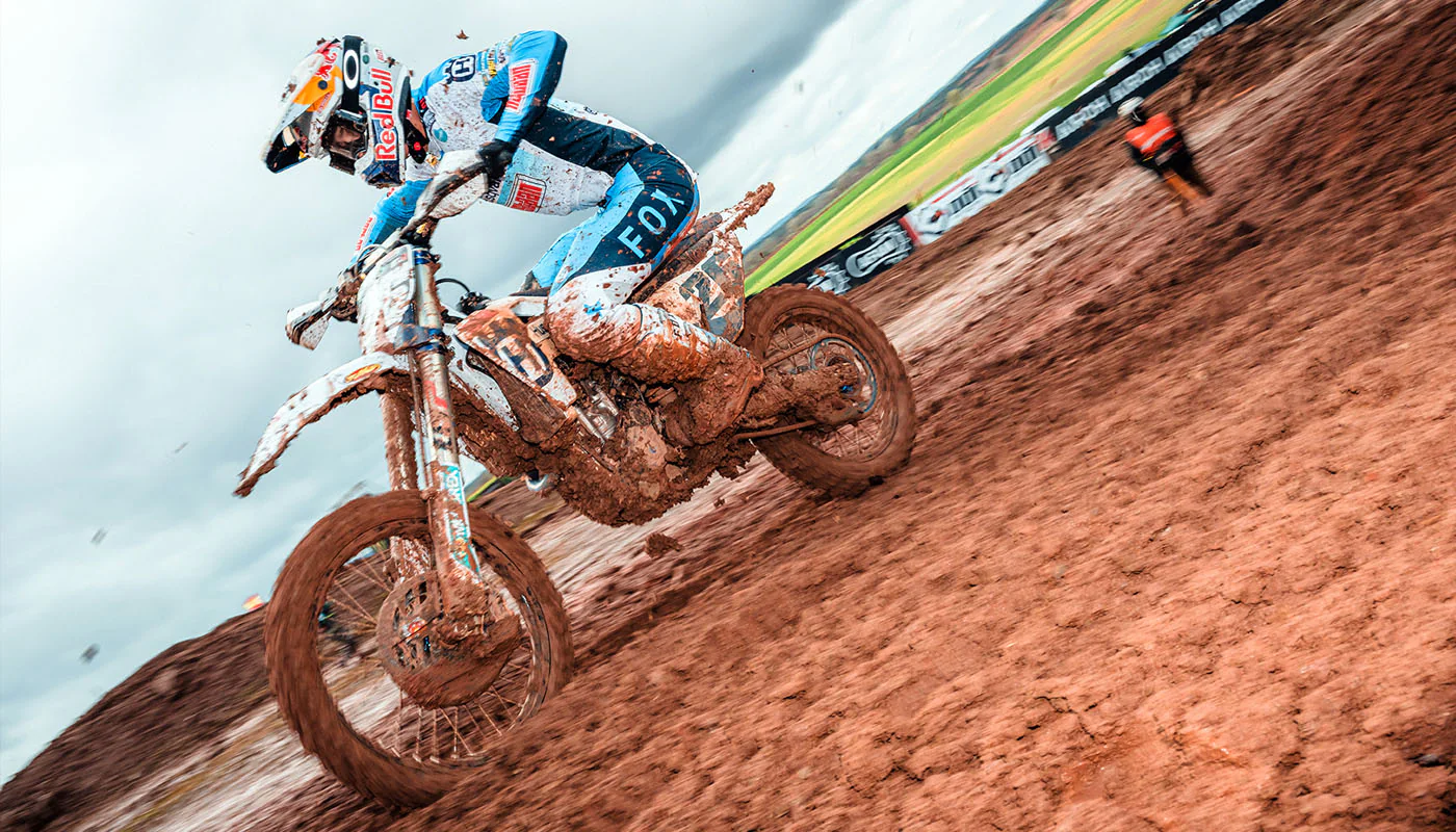 Wie oft sollte der Luftfilter im Motocross-Motorrad gereinigt werden?