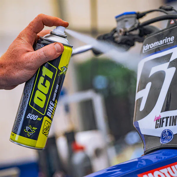 Auftragen des Sprays OC1 Bike Shine auf die Verkleidung eines Motorrads